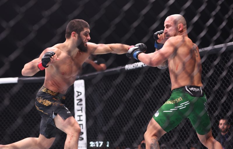 Islam Makhachev tyrmäsi Alexander Volkanovskin UFC:n kevytsarjan mestaruusottelussa