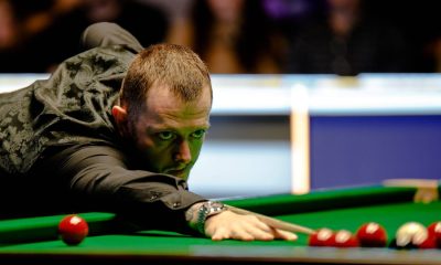 Pohjois-Irlannin Mark Allen snookerpöydällä.