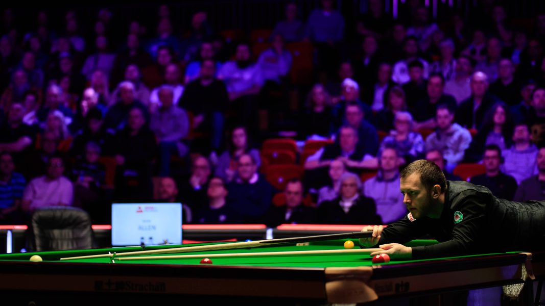 Mark Allen pelaamassa restillä snookeria.