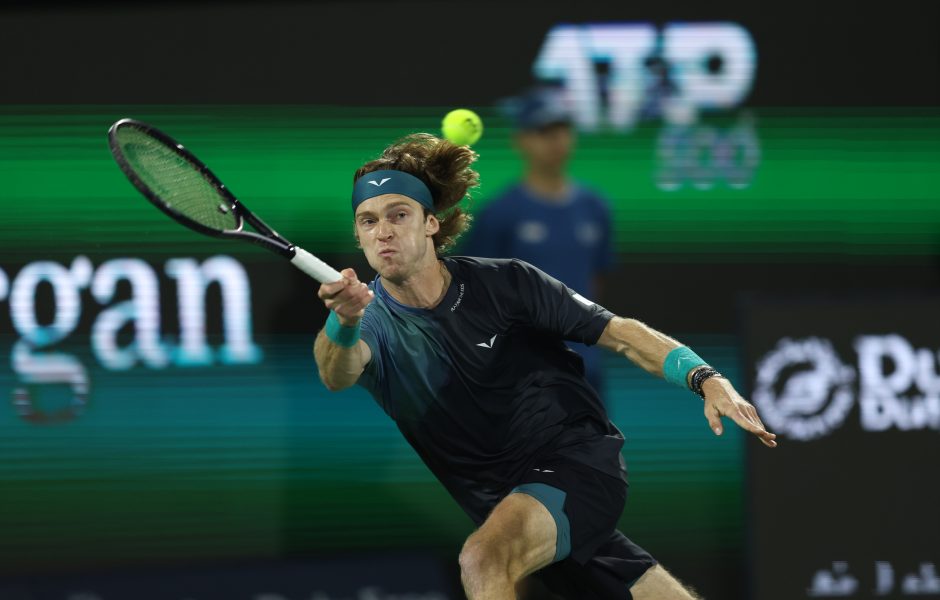 Andrey Rublev voittoon Dubain ATP-turnauksessa.