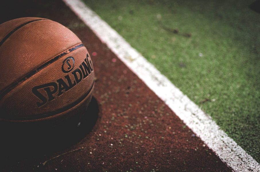 Los Angeles Lakers taipui Indiana Pacersin käsittelyssä.