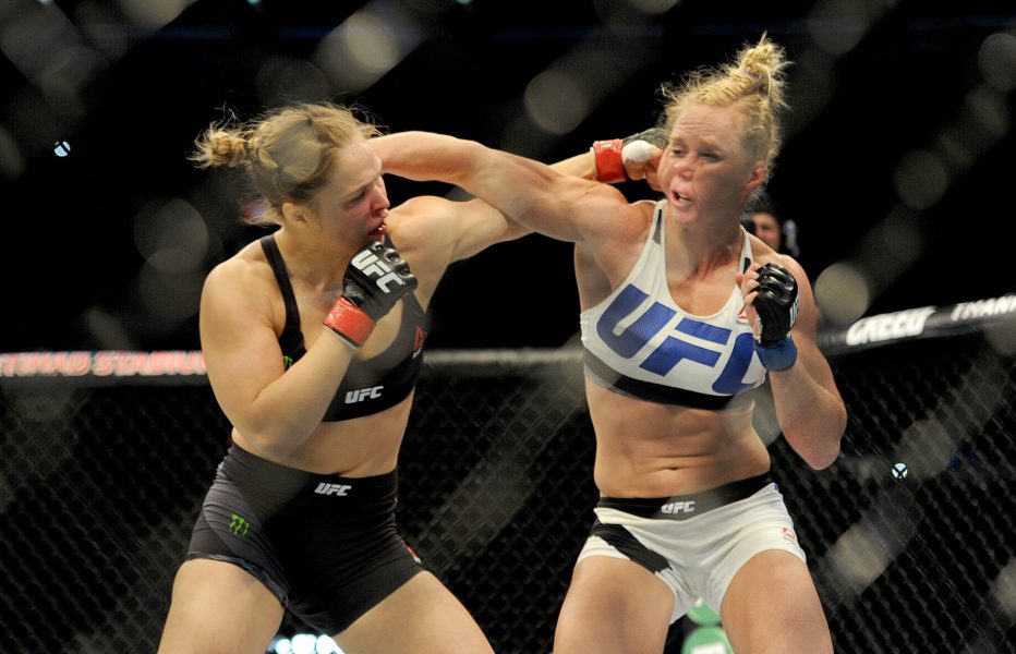 Ronda Rousey (vas.) ja Holly Holm.