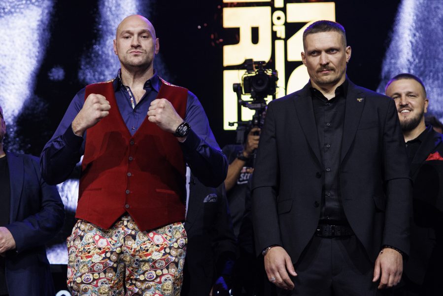 Tyson Fury (vas.) ja Oleksandr Usyk.