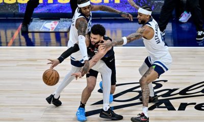 Jamal Murray (kesk.) Timberwolves-pelaajien puristuksessa.