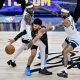 Jamal Murray (kesk.) Timberwolves-pelaajien puristuksessa.